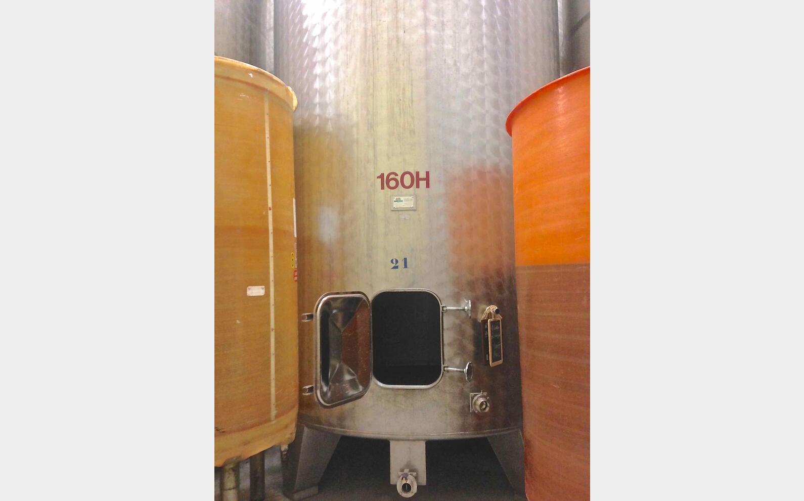 Cuve inox ferm&eacute;e sur pieds