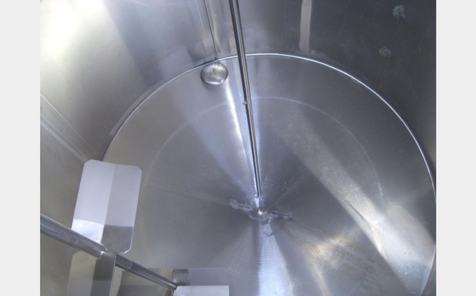Cuve INOX agit&eacute;e Volume : 8000 litres