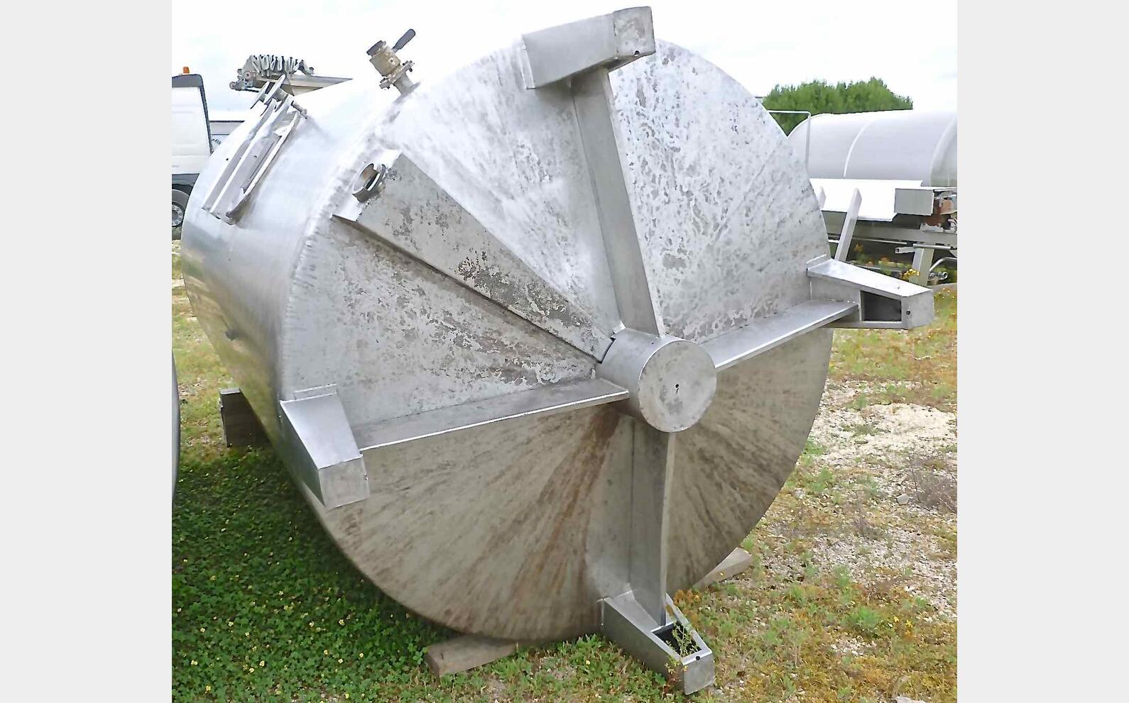 Cuve inox ferm&eacute;e sur pieds