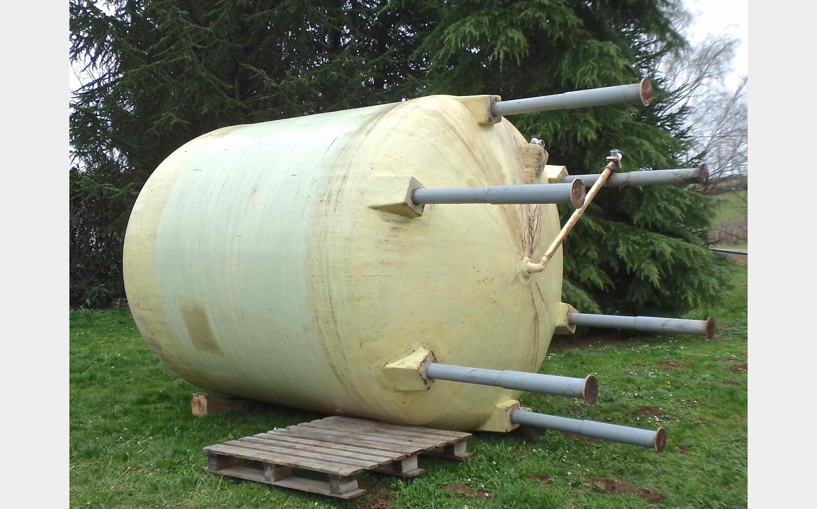 Cuve fibre fond plat sur pieds Volume : 12 000 litres (120 hls)