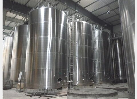 Cuve INOX 316L sur socle serpentin int&eacute;rieur Agroalimentaire Volume : 1230 hecto (123000 litres)
