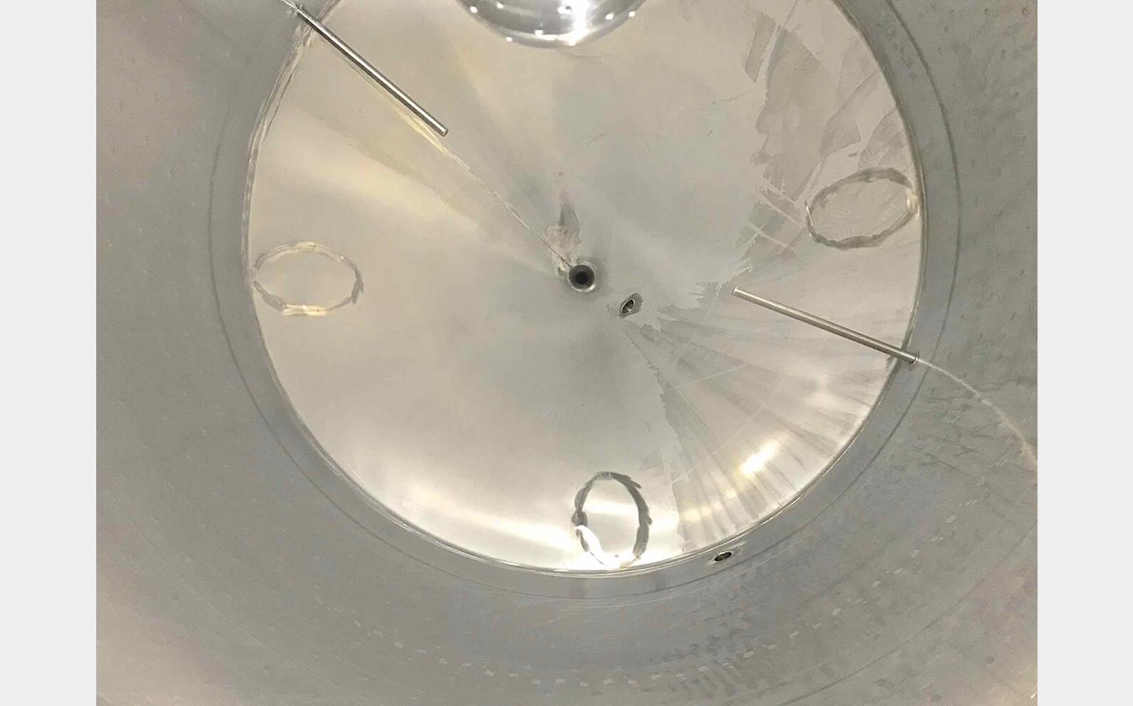 Cuve ferm&eacute;e sur pieds cylindro conique MATERIEL NEUF