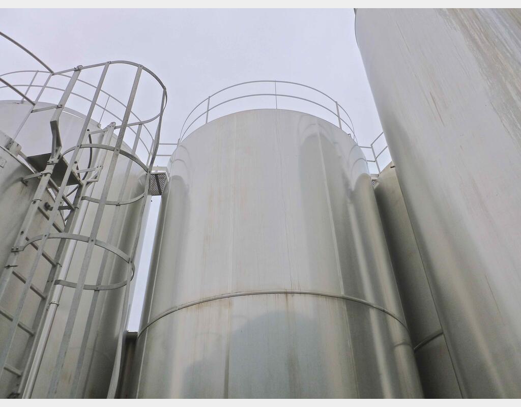 Cuve inox cylindrique verticale agitée - isolée sur jupe capacité 1000 hls