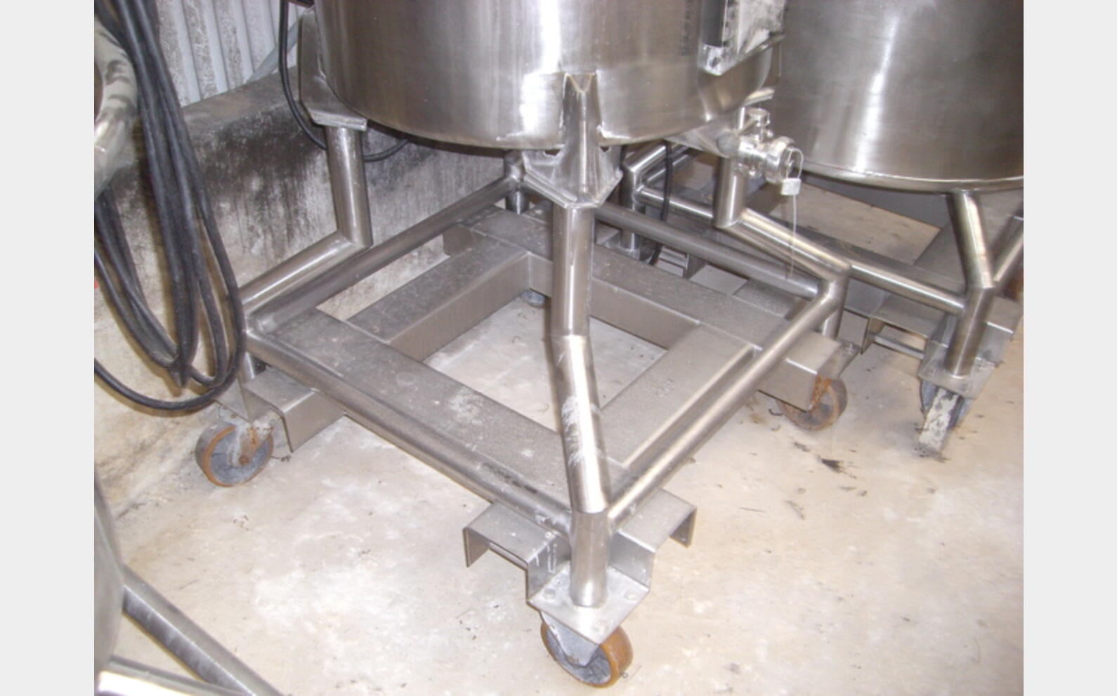 1 cuve inox 316L agit&eacute;e de 316 litres
