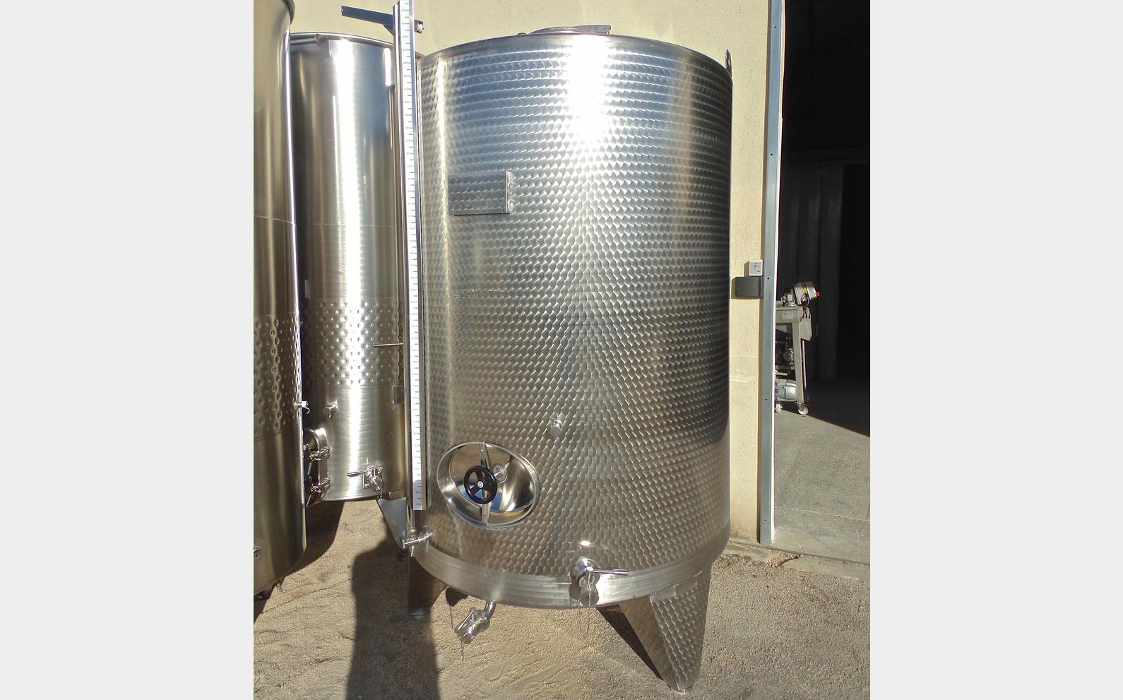 cuve INOX ferm&eacute;e sur pieds de 4300 litres MATERIEL NEUF