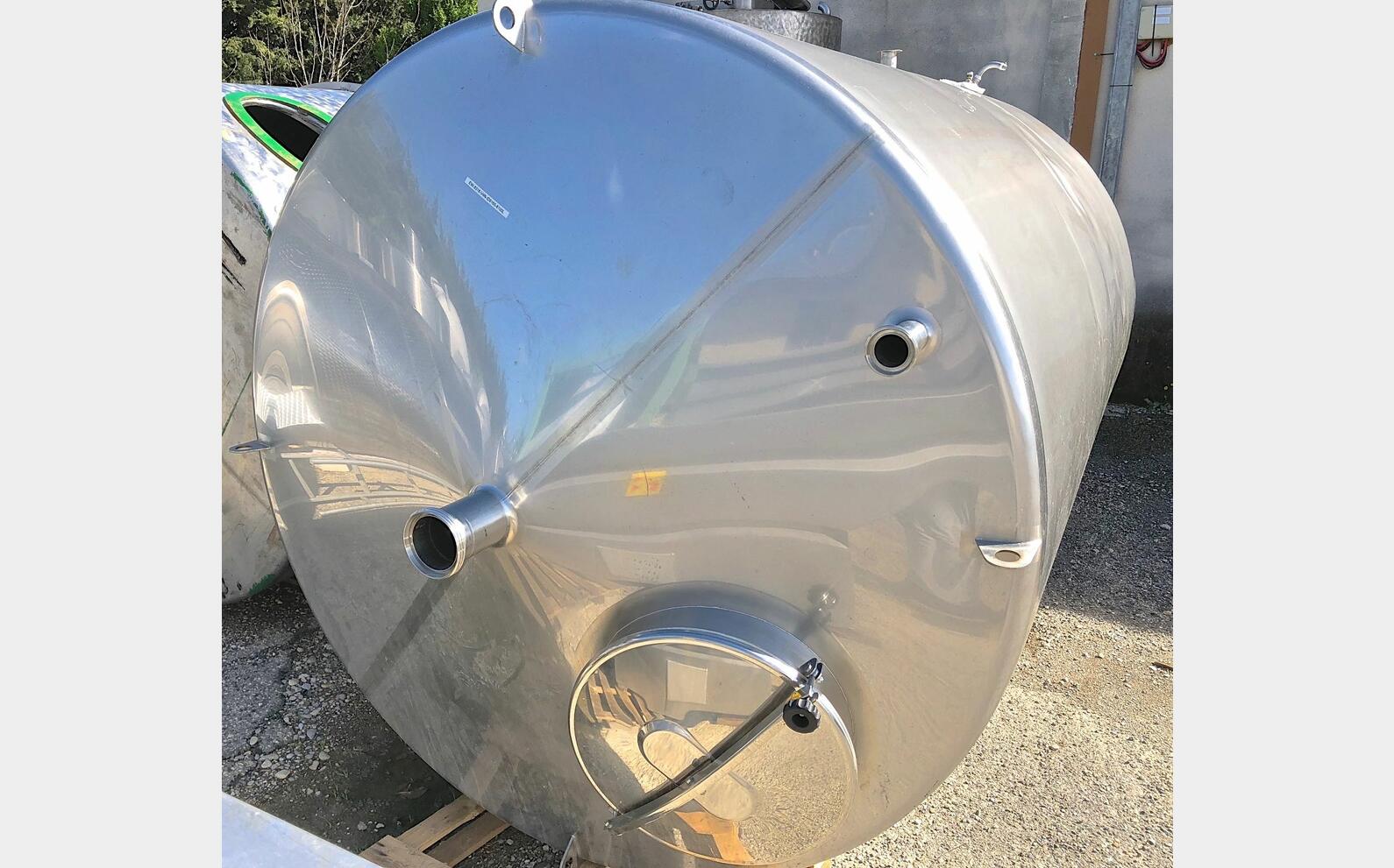 Cuve inox ferm&eacute;e sur pieds