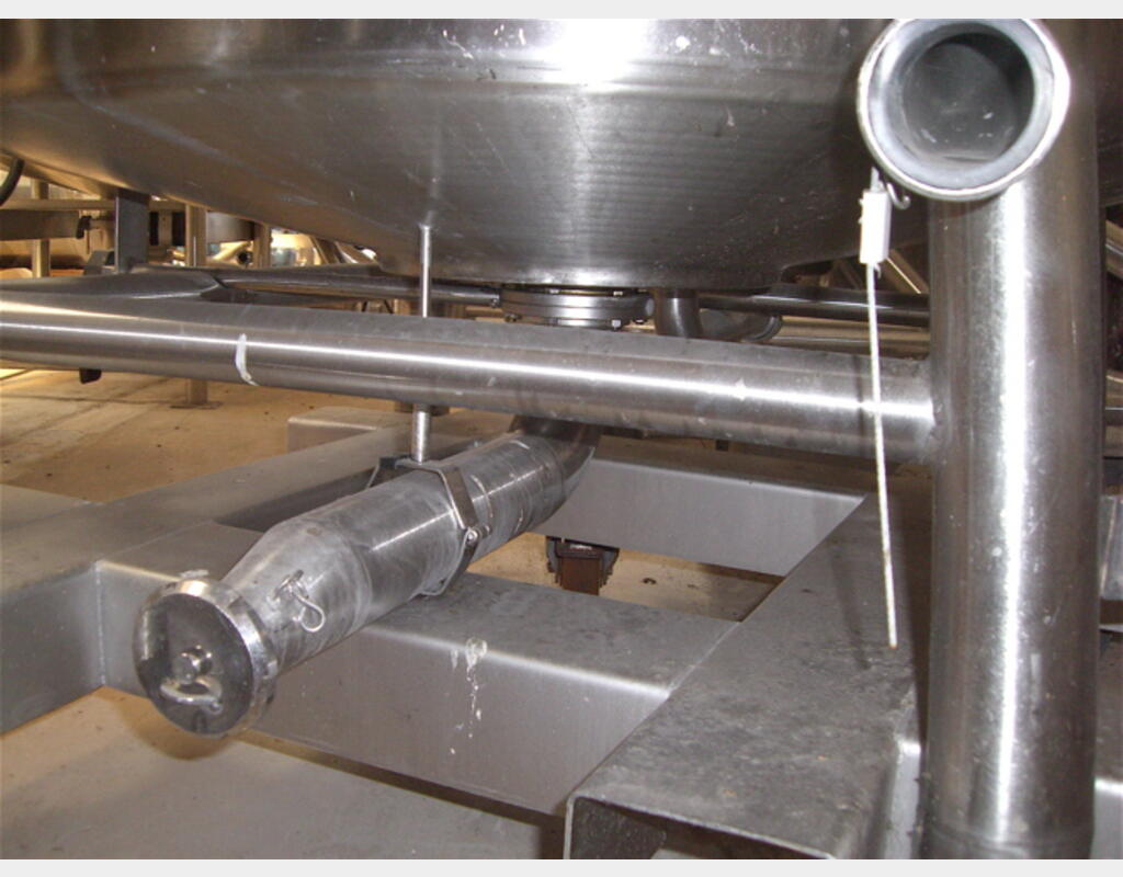 cuve INOX 316 L mobile (roulettes) - isolée, agitée et réchauffée