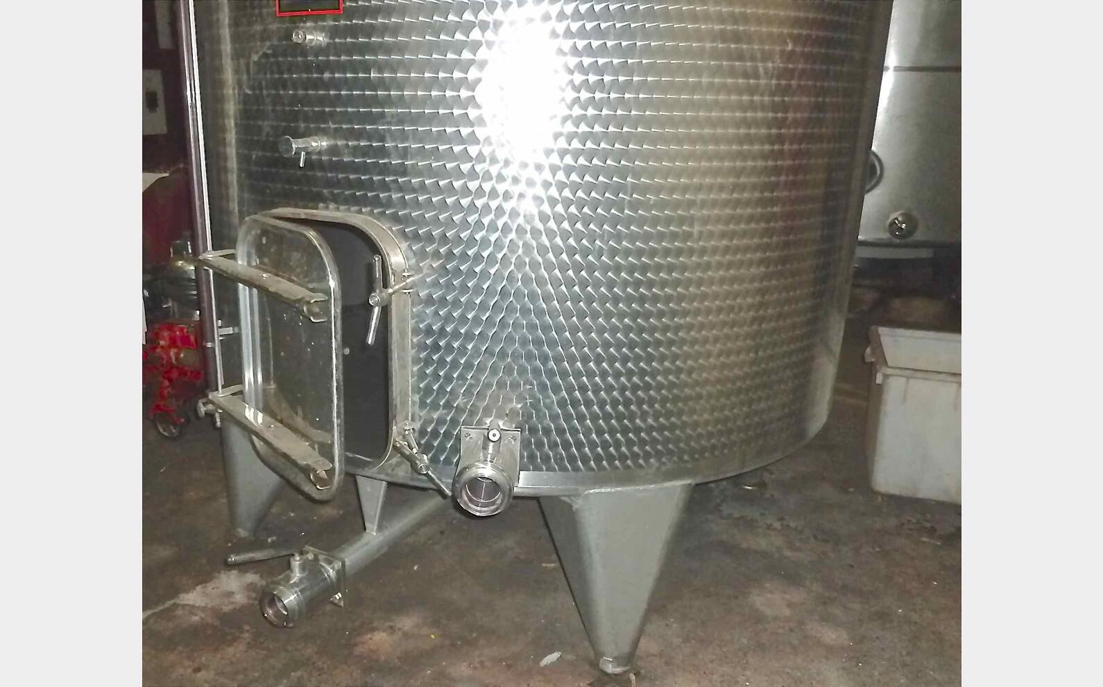 Cuve inox ferm&eacute;e sur pieds