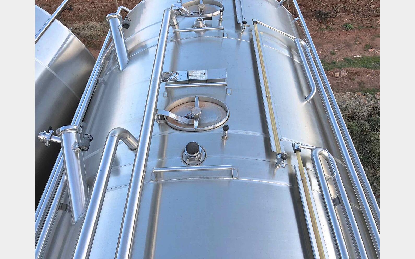 Cuve inox 316L cylindrique verticale Compartiment&eacute;e : 2 x 100 hls + 190 hls