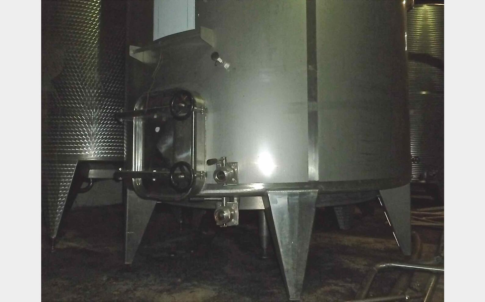 Cuve inox ferm&eacute;e sur pieds