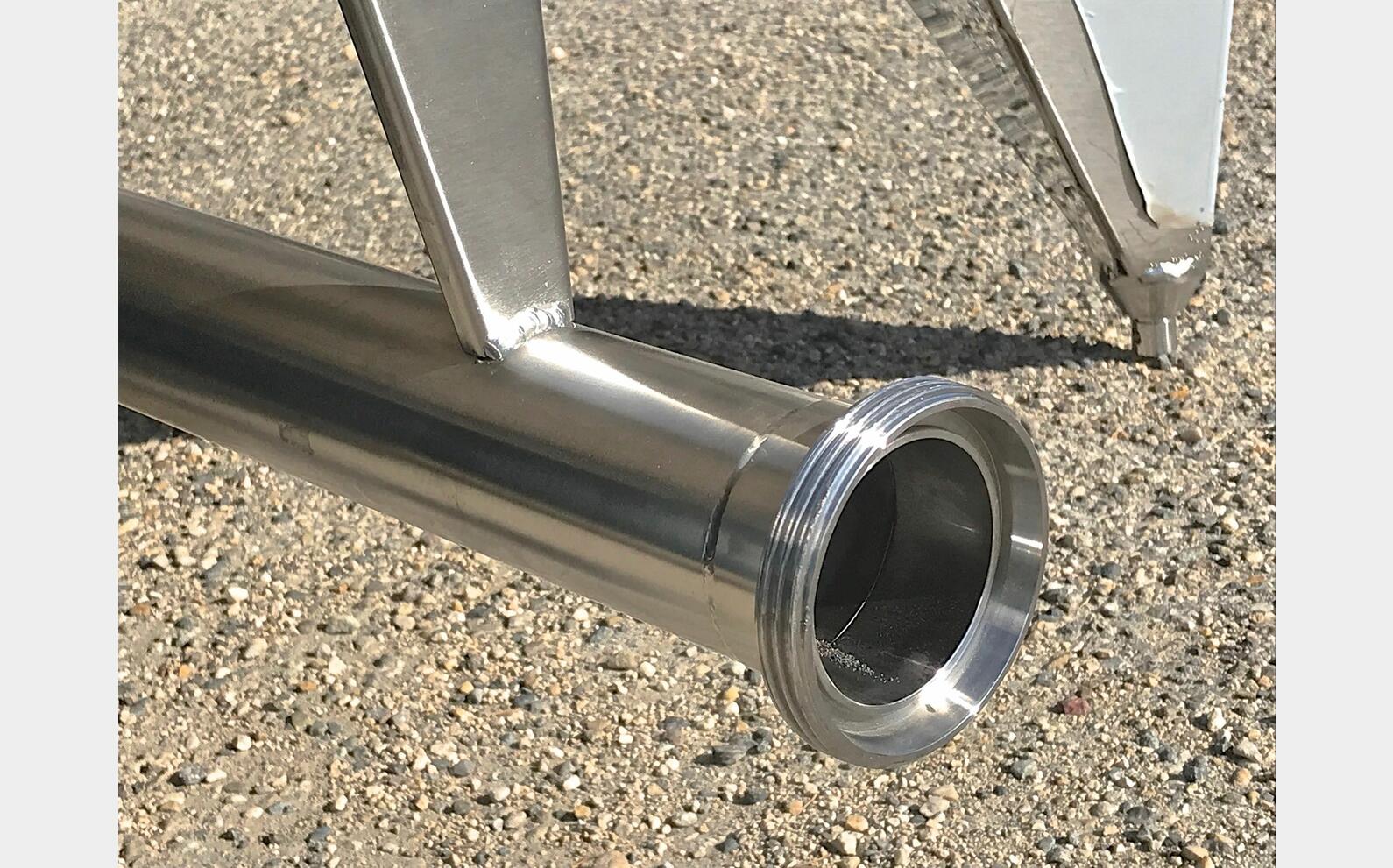 cuve INOX 316 ferm&eacute;e sur pieds MATERIEL NEUF