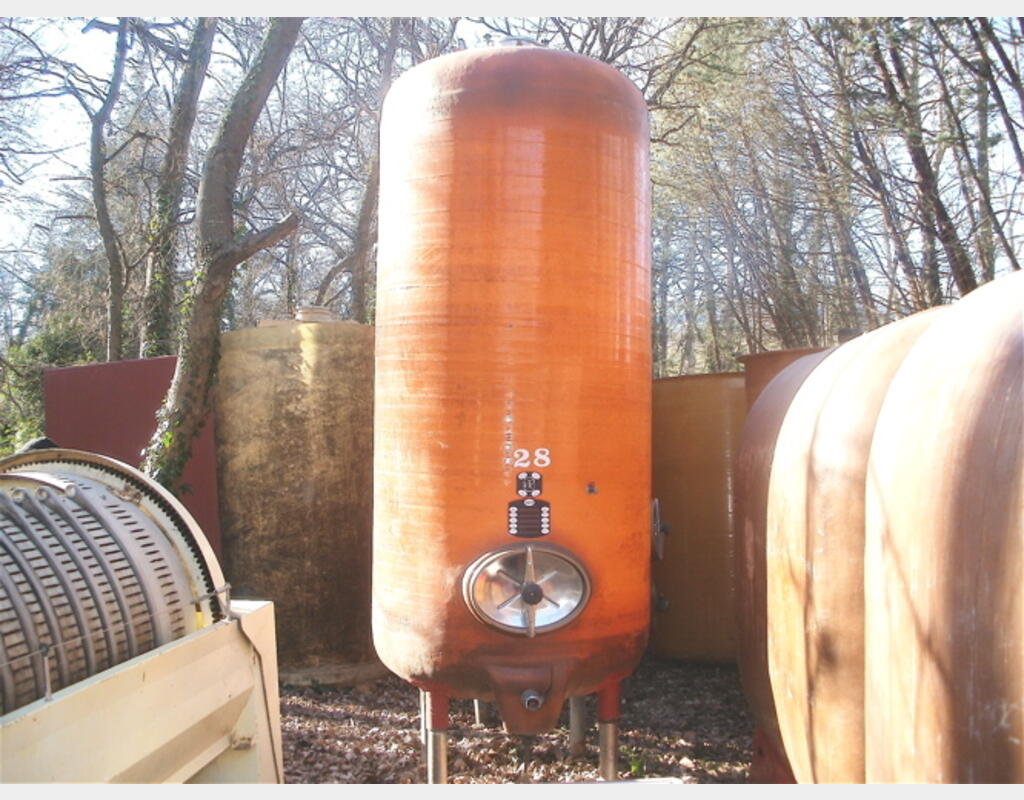 Cuve polyester ferm&eacute;e de 30 hls