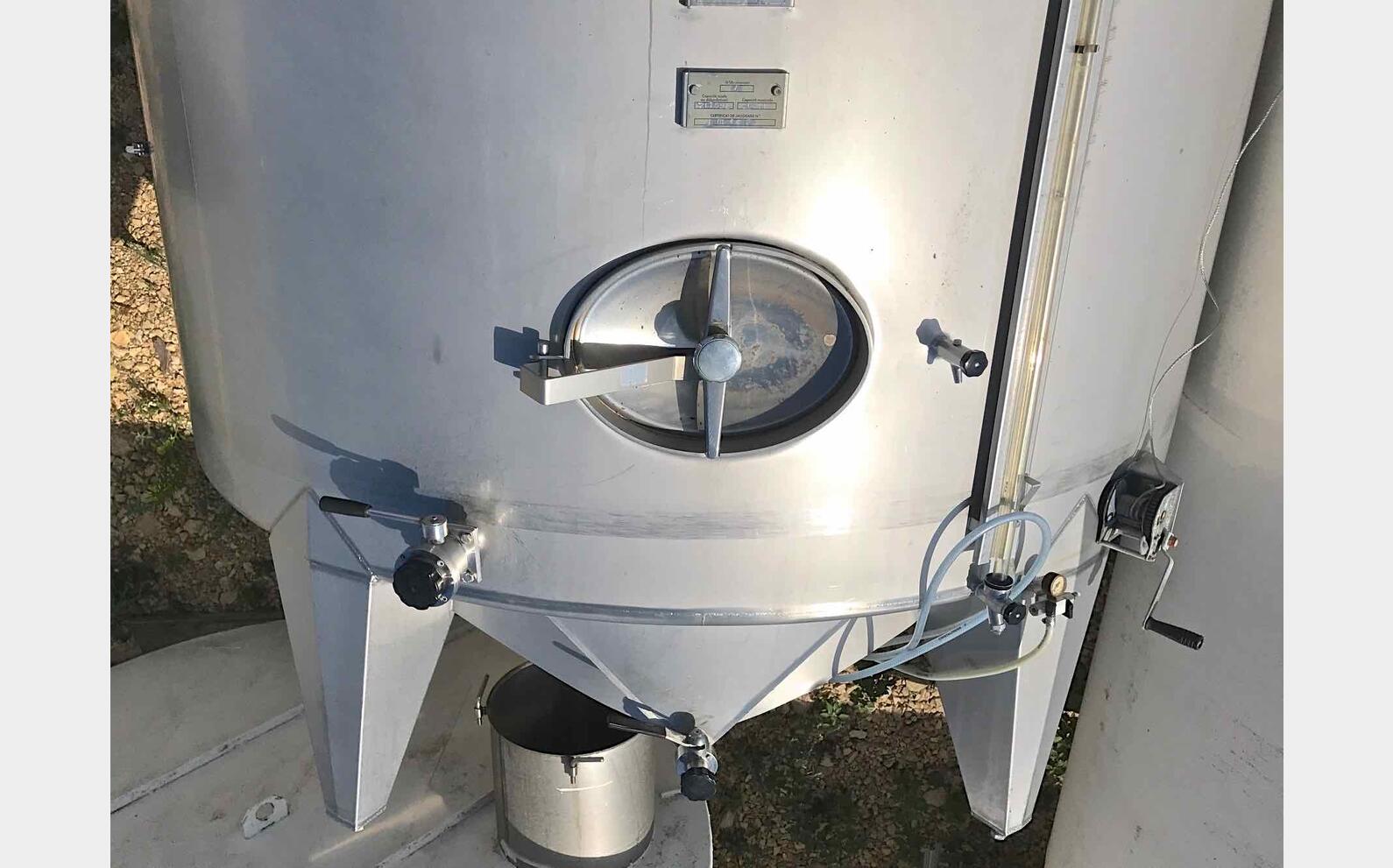 Cuve Inox cylindrique verticale capacit&eacute; : 205,43 hls (20543 litres)