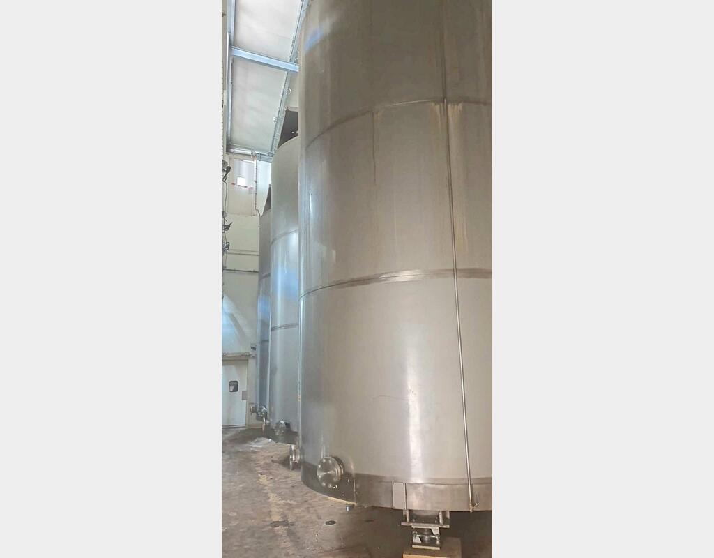 Insulated stainless steel mixing tank