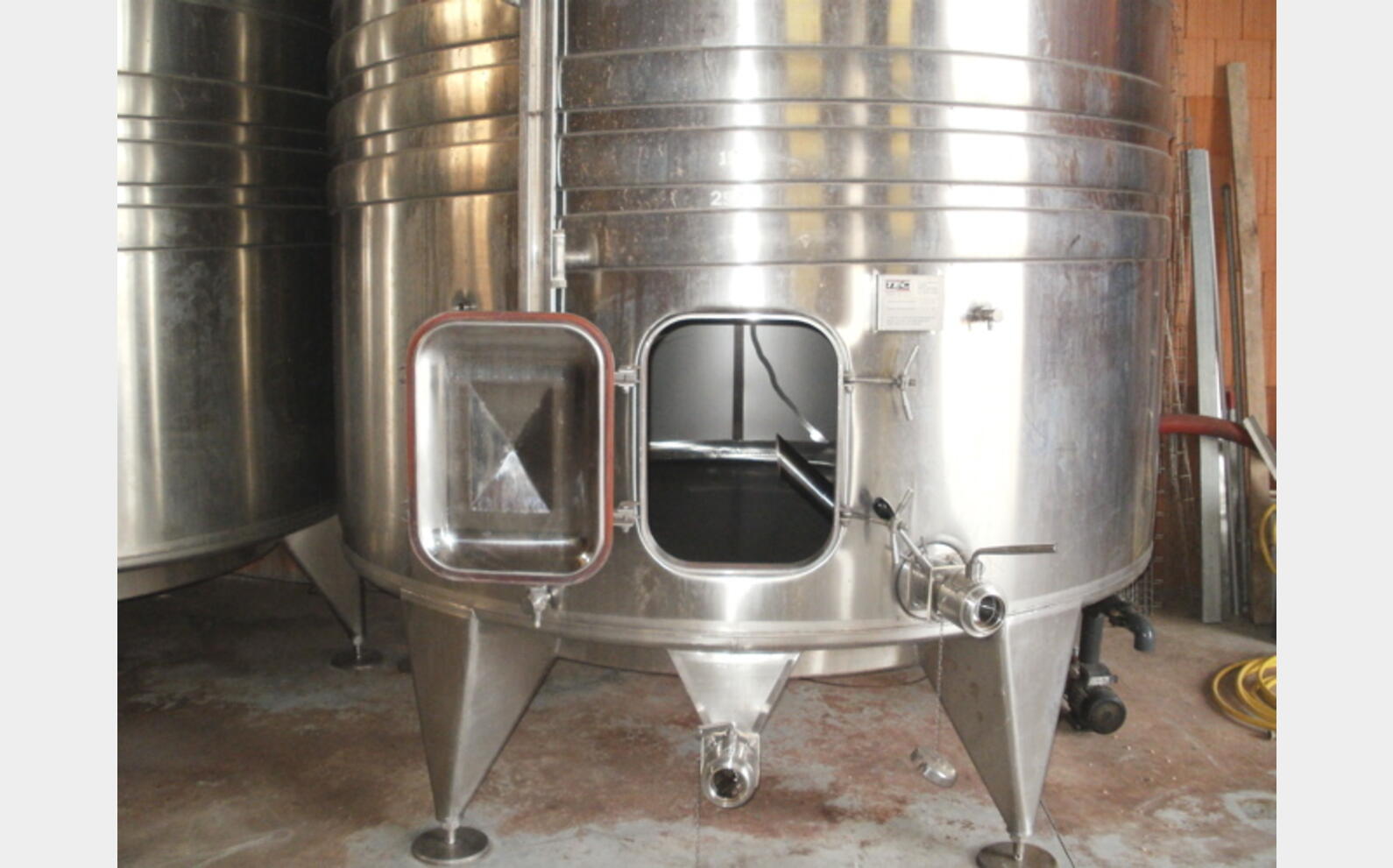 Cuve inox fond conique sur pieds Ann&eacute;e : 2001 Marque : TEC INOX