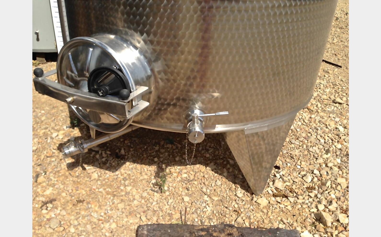 cuve INOX ferm&eacute;e sur pieds de 4300 litres MATERIEL NEUF