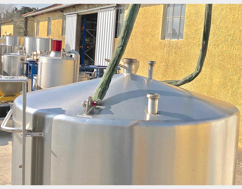 Cuve inox fond conique sur pieds - 3.000 litres
