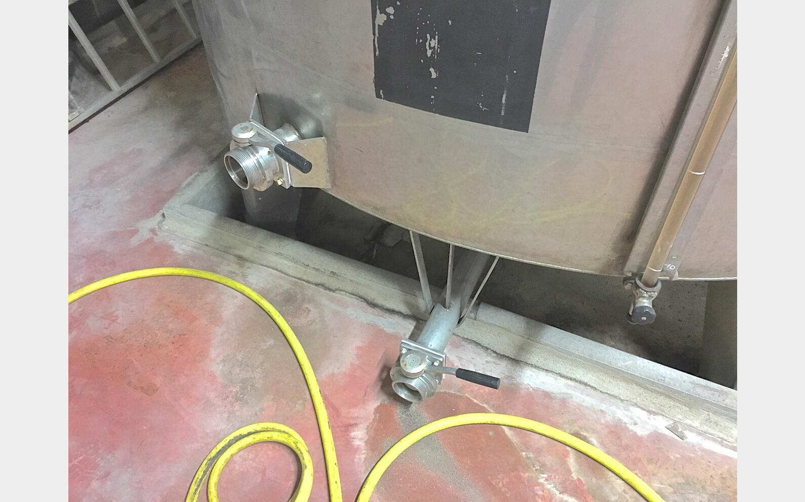 Cuve inox ferm&eacute;e sur pieds