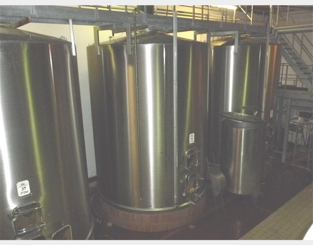 Cuve de stockage INOX - Fond plat incliné sur massif béton