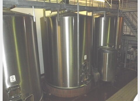 Cuve de stockage INOX - Fond plat incliné sur massif béton