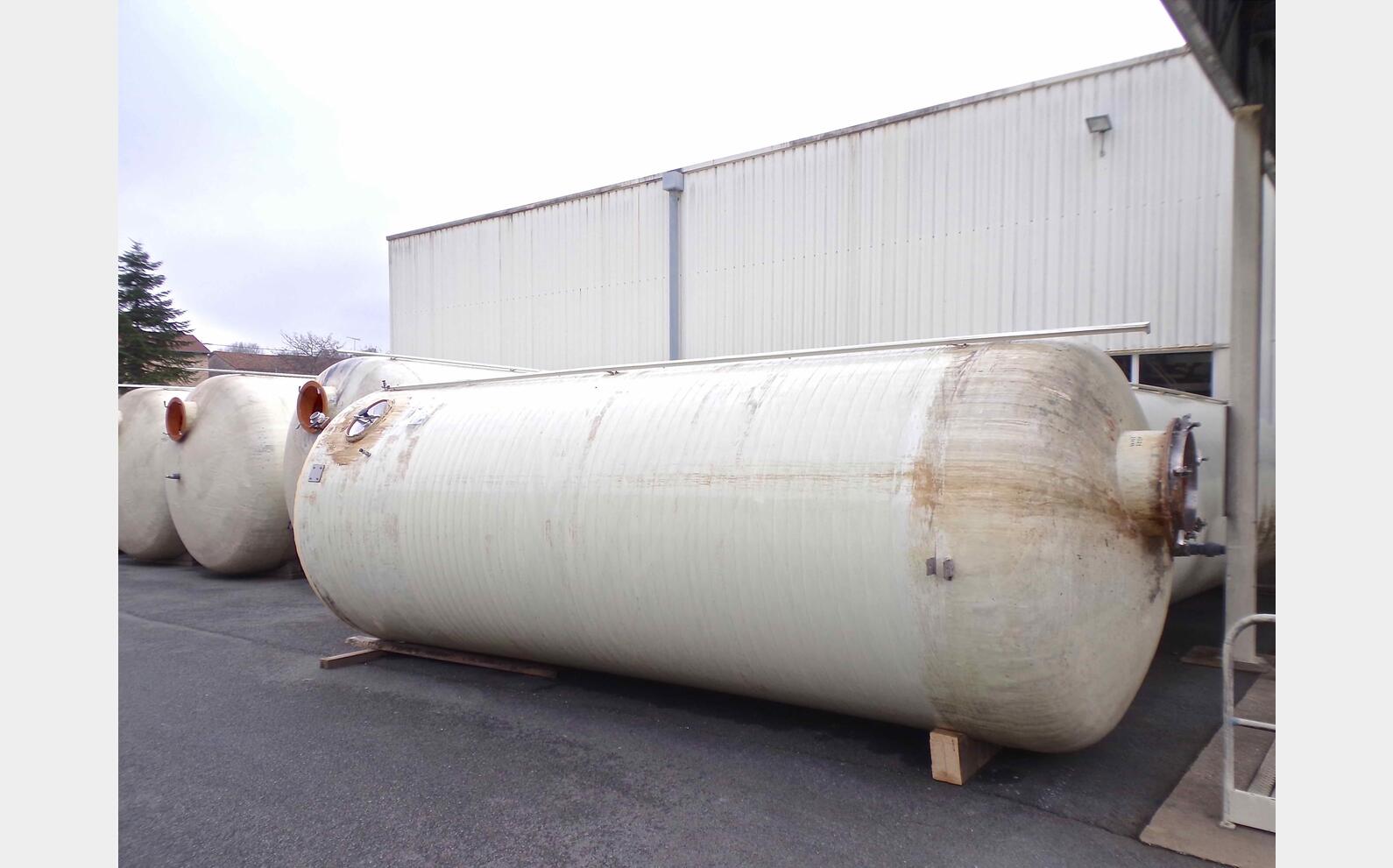 Cuve fibre fond plat sur radier Volume : 25 000 litres (250 hls)