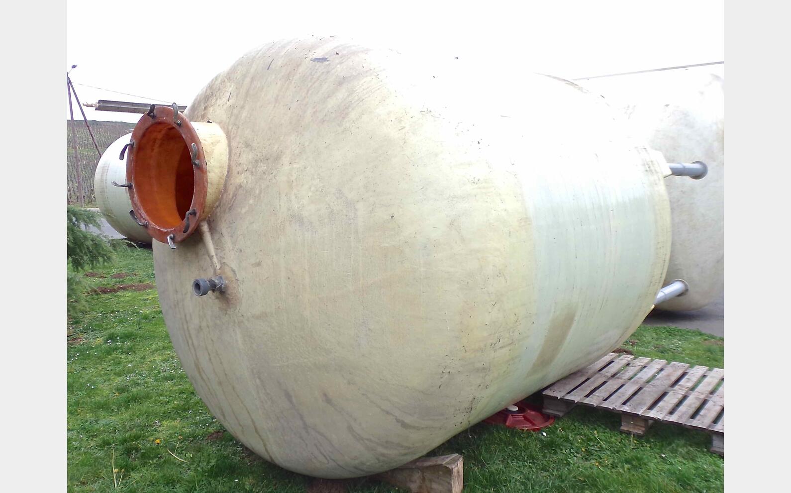 Cuve fibre fond plat sur pieds Volume : 12 000 litres (120 hls)