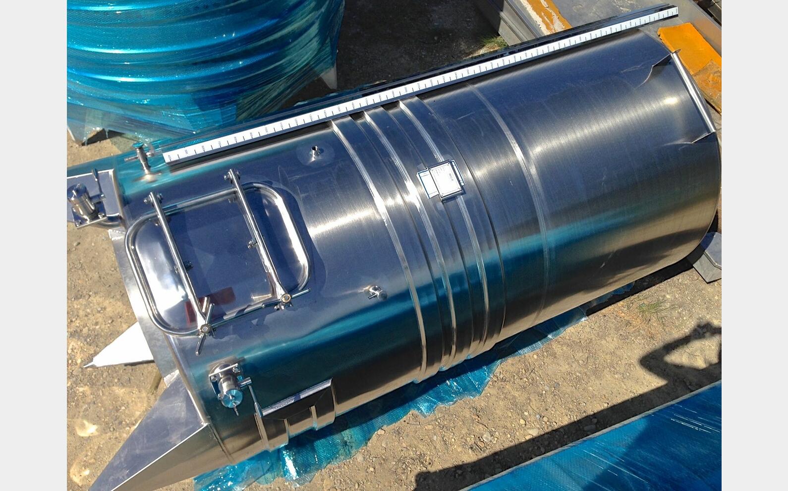 cuve INOX ferm&eacute;e sur pieds de 4200 litres MATERIEL NEUF