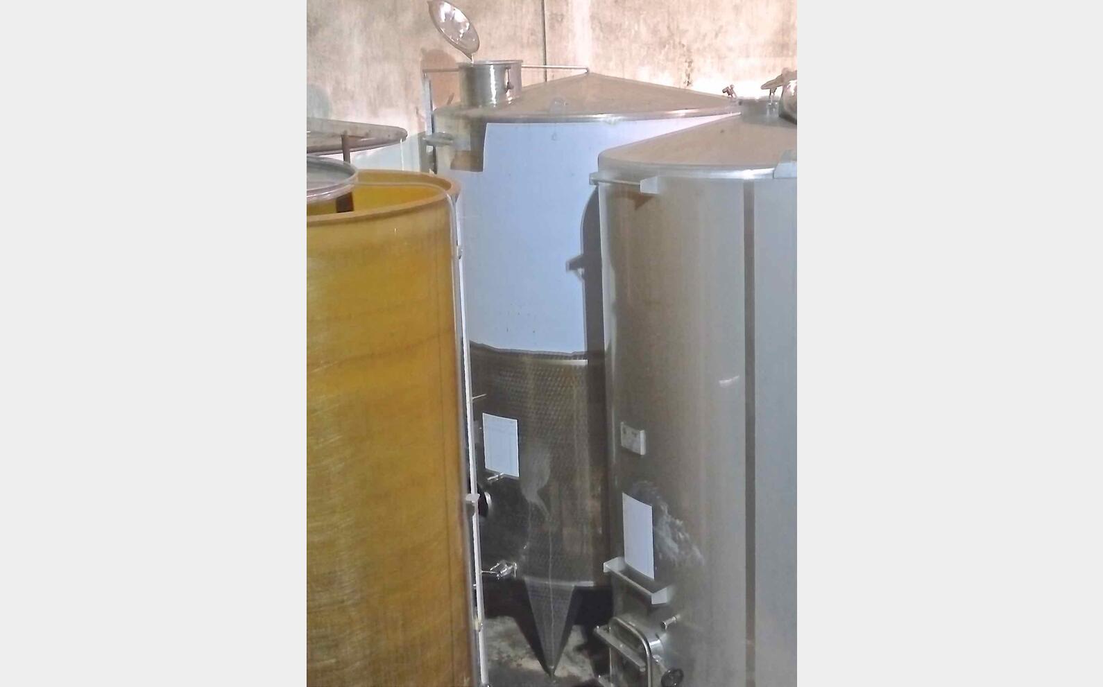 Cuve inox ferm&eacute;e sur pieds