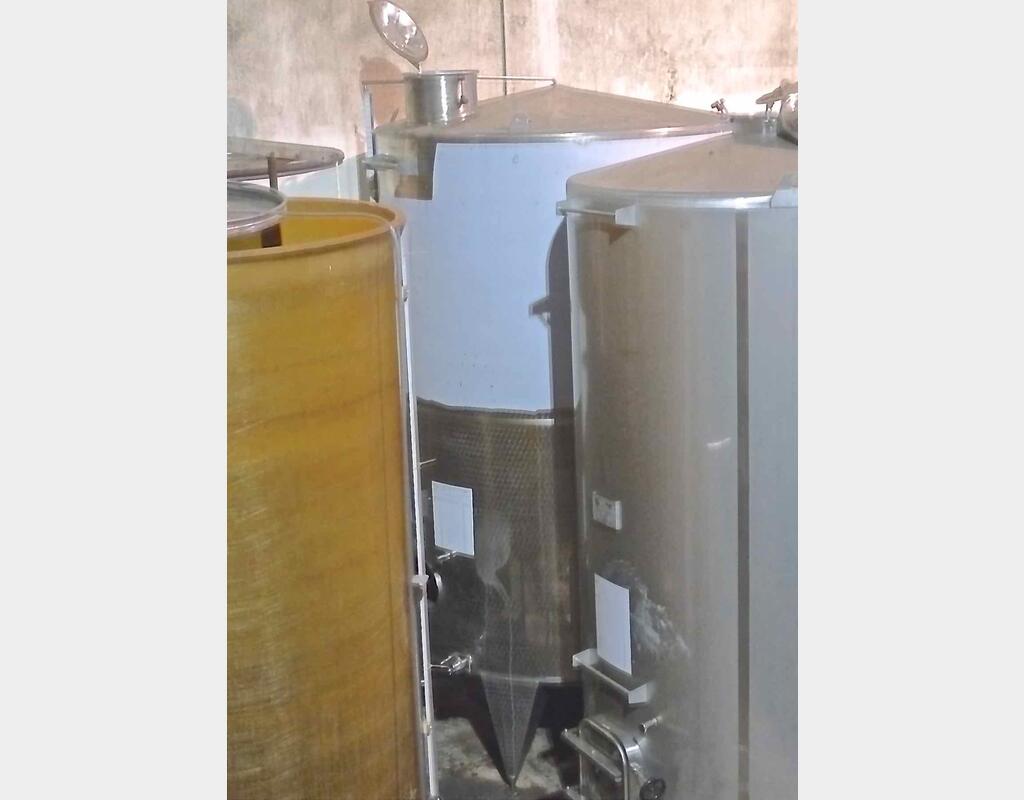 Cuve inox ferm&eacute;e sur pieds