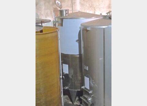Cuve inox ferm&eacute;e sur pieds