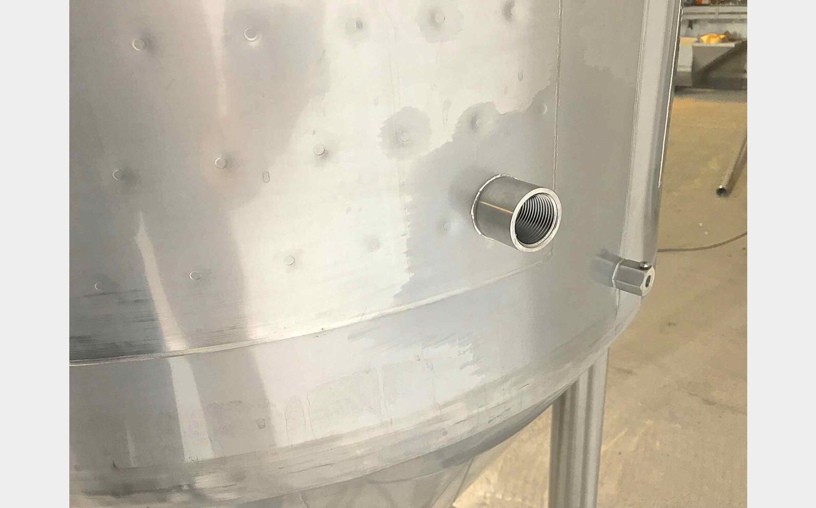 Cuve ferm&eacute;e sur pieds cylindro conique MATERIEL NEUF