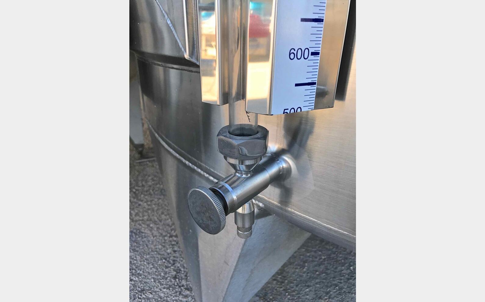 cuve INOX ferm&eacute;e sur pieds de 5300 litres MATERIEL NEUF