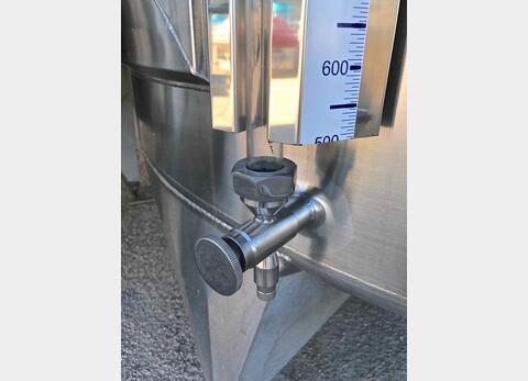 cuve INOX ferm&eacute;e sur pieds de 5300 litres MATERIEL NEUF
