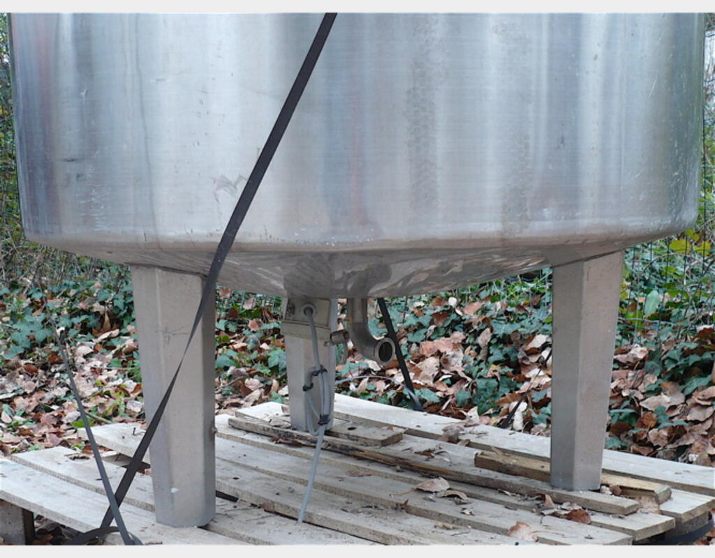 Cuve de stockage en INOX - Cylindrique verticale sur pieds isolée