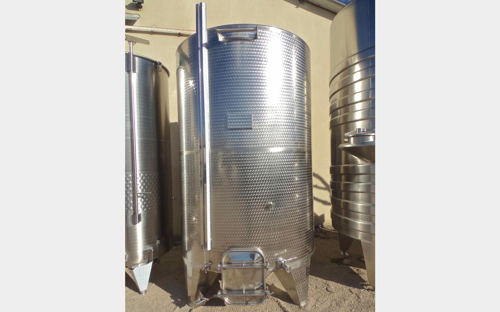 cuve INOX ferm&eacute;e sur pieds de 7000 litres MATERIEL NEUF