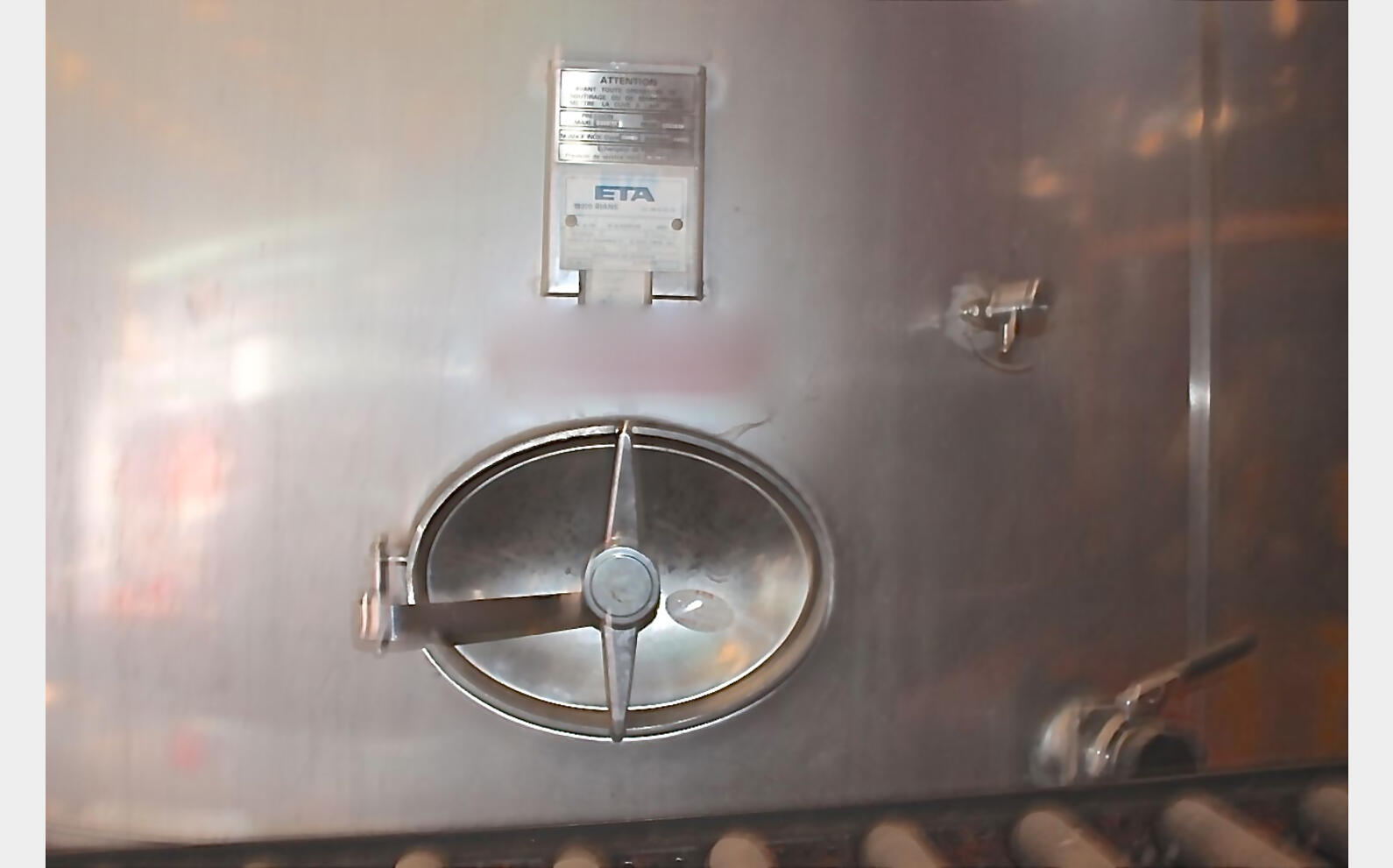 Cuve inox 316L ferm&eacute;e sur pieds Marque ETA