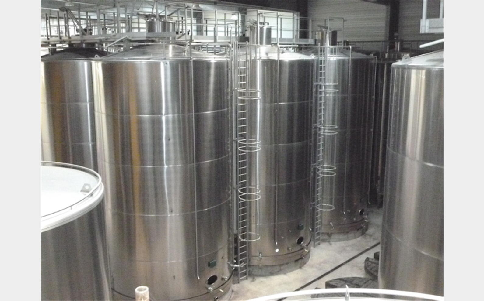 Cuve INOX 316L sur socle serpentin int&eacute;rieur Agroalimentaire Volume : 1230 hecto (123000 litres)