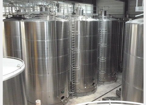 Cuve INOX 316L sur socle serpentin int&eacute;rieur Agroalimentaire Volume : 1230 hecto (123000 litres)