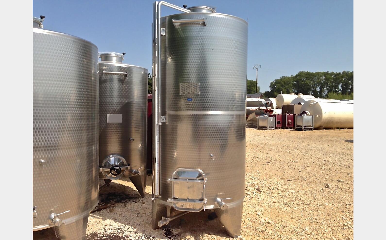 cuve INOX ferm&eacute;e sur pieds de 4200 litres MATERIEL NEUF