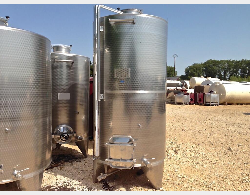 cuve INOX ferm&eacute;e sur pieds de 4200 litres MATERIEL NEUF