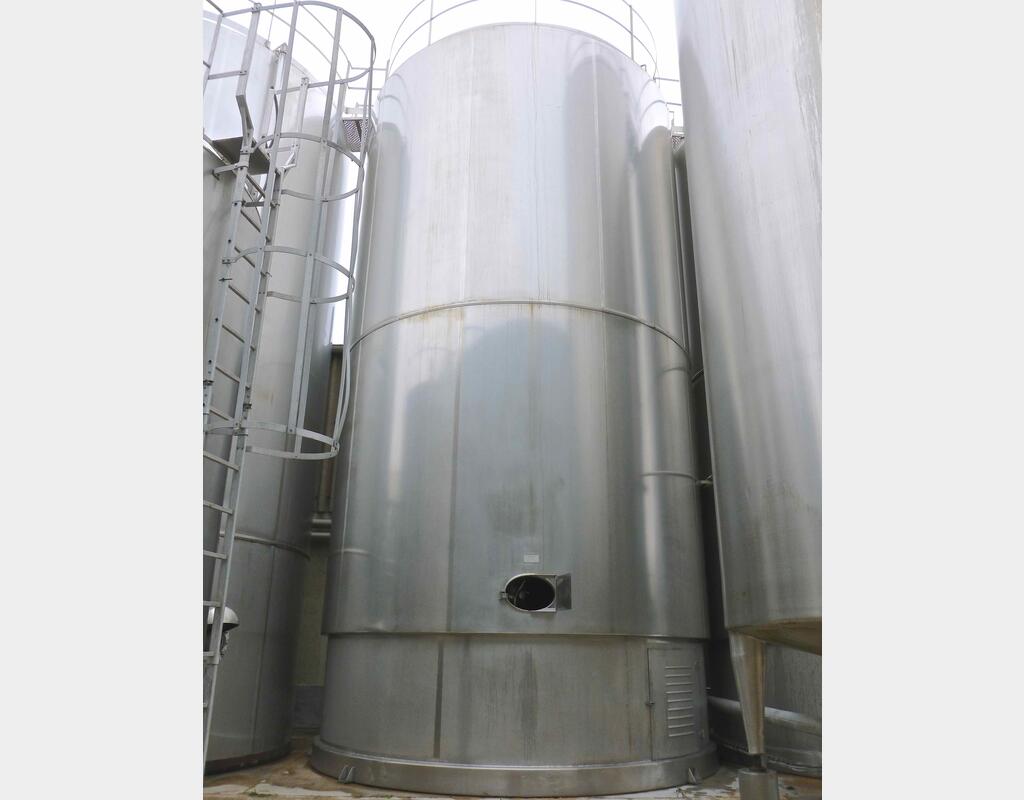Cuve inox cylindrique verticale agitée - isolée sur jupe capacité 1000 hls