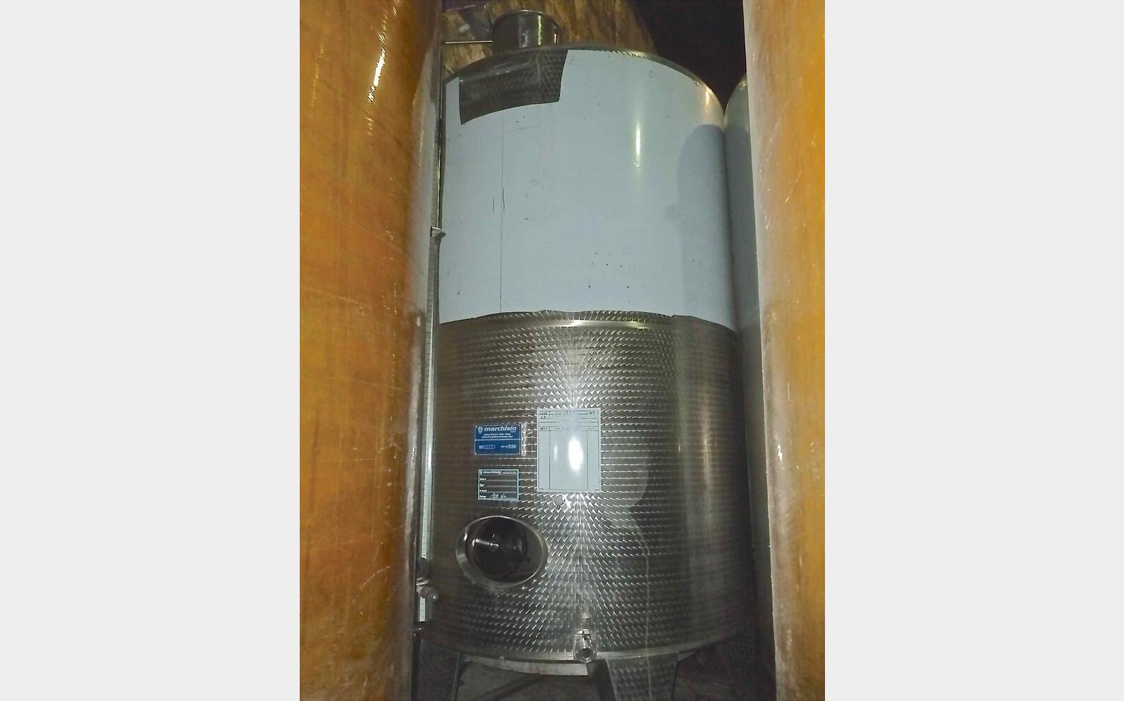 Cuve inox ferm&eacute;e sur pieds