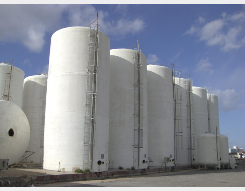 CUVE CYLINDRIQUE VERTICALE POLYESTER - Volume : 210.000 litres (2.100 hectos)