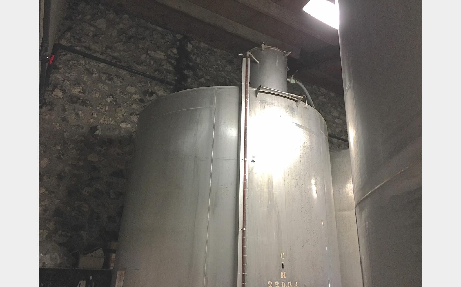 Cuve inox ferm&eacute;e sur pieds