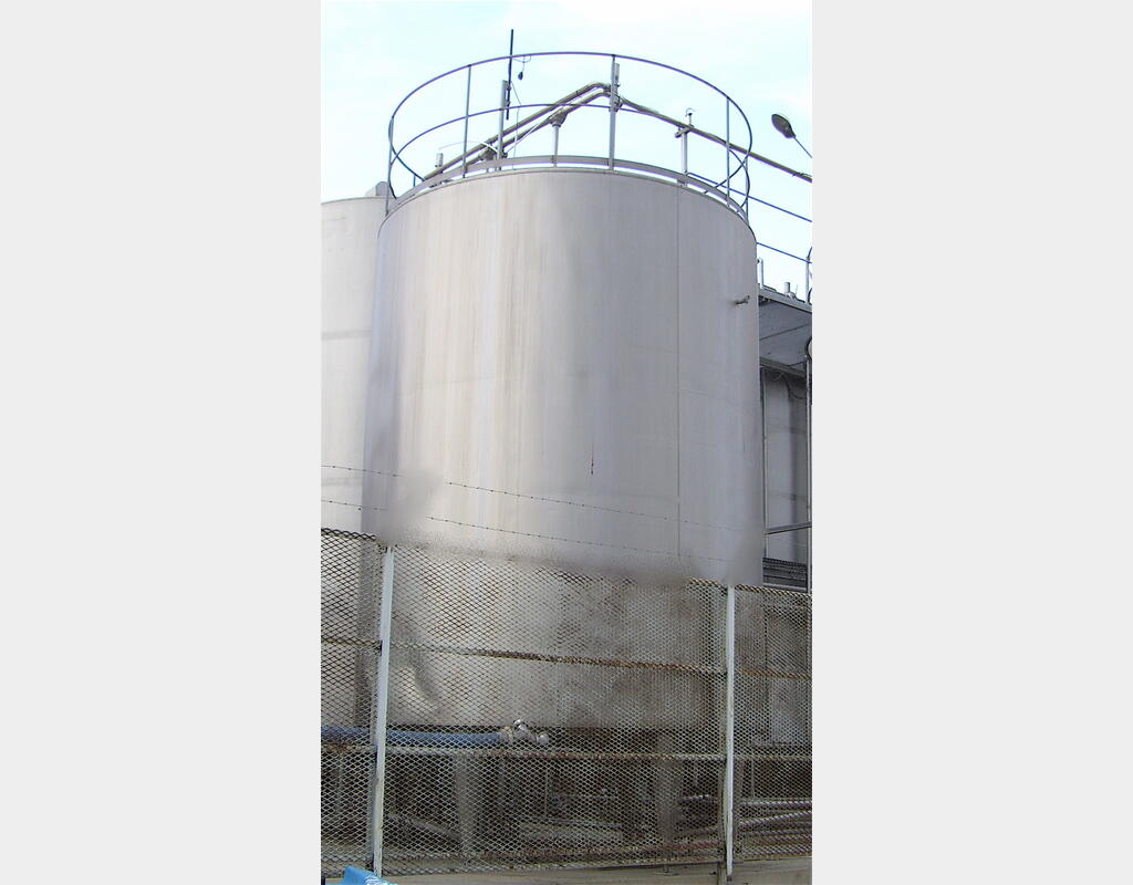 Cuve de stockage verticale de 30 m3 - INOX 304, agitée et isolée
