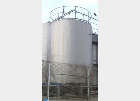Cuve de stockage verticale de 30 m3 - INOX 304, agitée et isolée