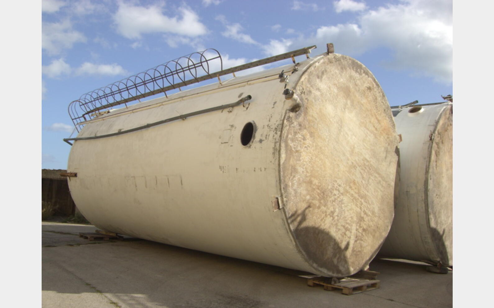 CUVE DE STOCKAGE POLYESTER ARTICLE EN PROMOTION FOND PLAT