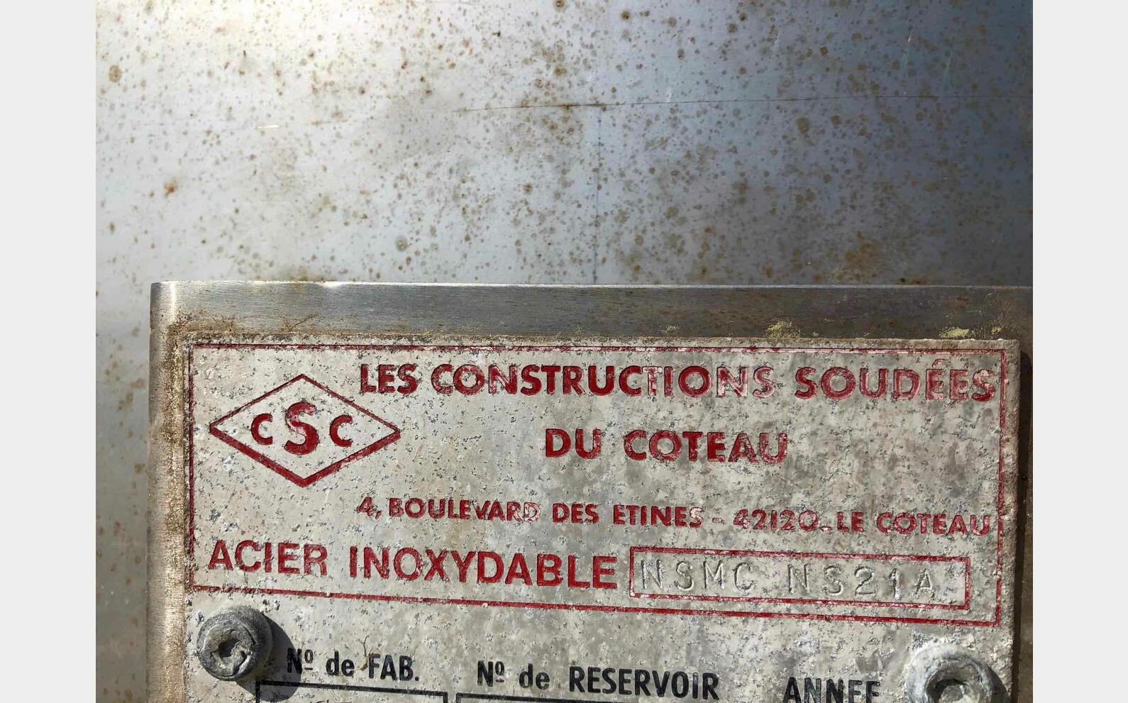 Cuve inox ferm&eacute;e sur pieds