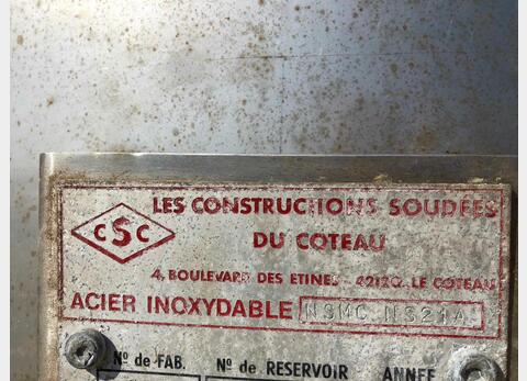 Cuve inox ferm&eacute;e sur pieds