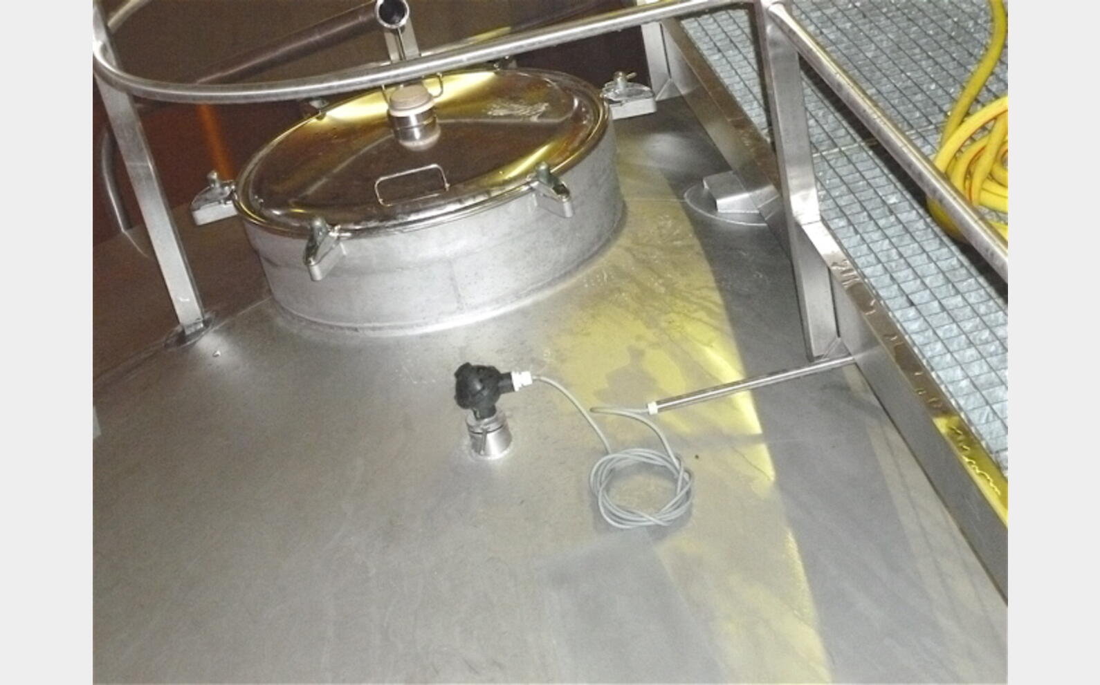 Cuve inox tronconique sur pieds Ann&eacute;e : 1999 Marque : PIERRE GUERIN